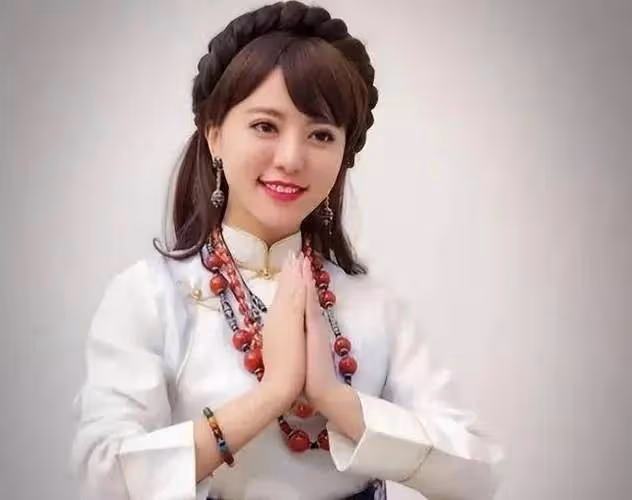 阿蘭手捧天價天珠疑炫富，網友說把一套湯臣一品的房子帶在身上了