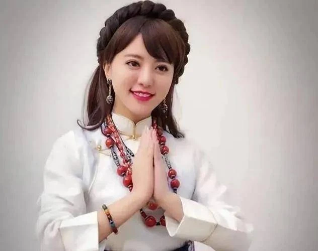 阿蘭手捧天價天珠疑炫富,網友說把一套湯臣一品的房子帶在身上了