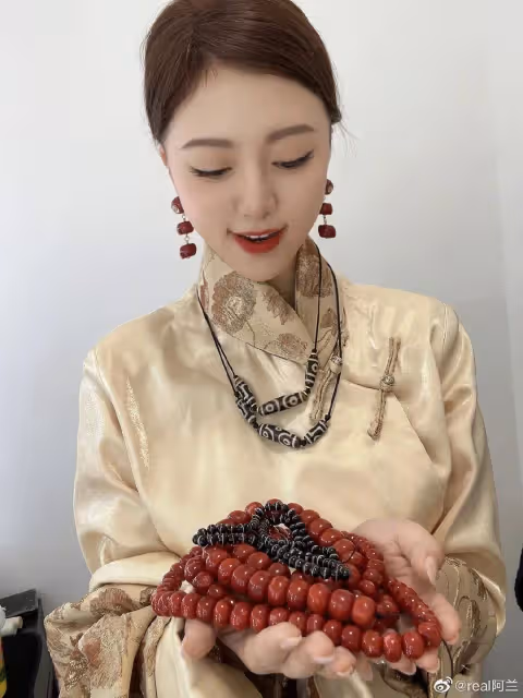 阿蘭手捧天價天珠疑炫富，網友說把一套湯臣一品的房子帶在身上了