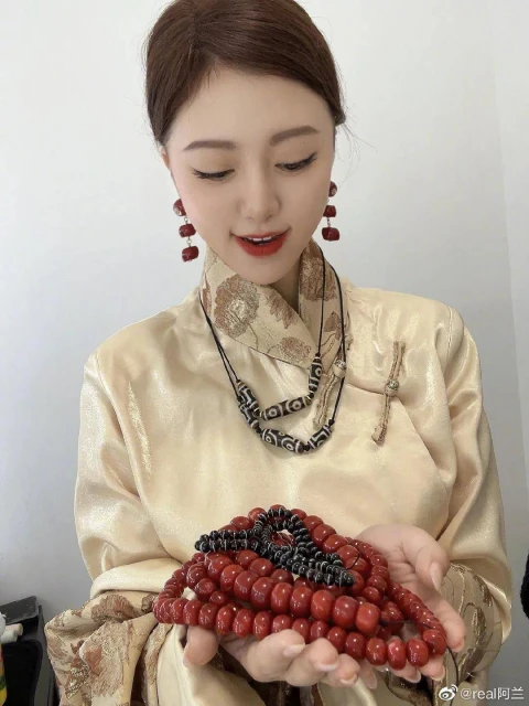 阿蘭手捧天價天珠疑炫富,網友說把一套湯臣一品的房子帶在身上了