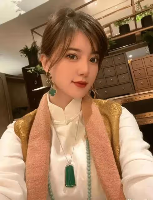 阿蘭手捧天價天珠疑炫富，網友說把一套湯臣一品的房子帶在身上了