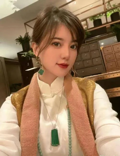 阿蘭手捧天價天珠疑炫富,網友說把一套湯臣一品的房子帶在身上了