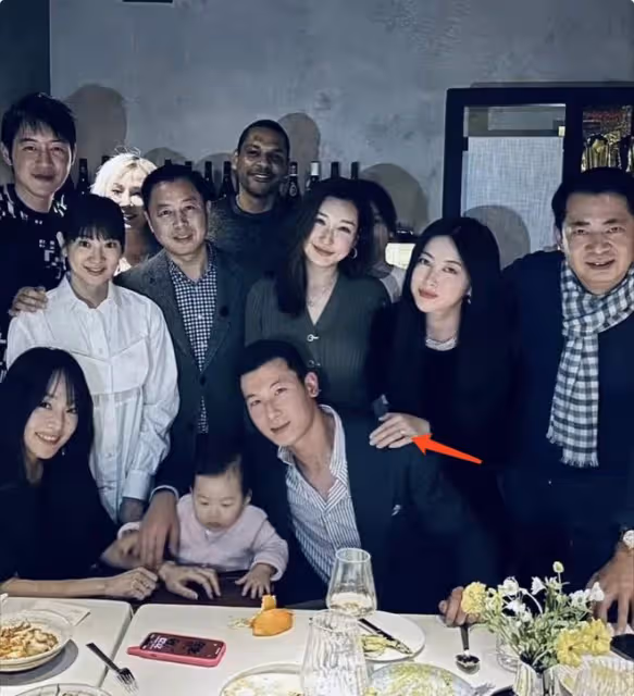 朱珠為丈夫慶祝38歲生日,王昀佳抱著女兒許願,拍全家福溫情滿滿