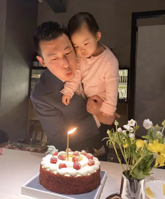 朱珠為丈夫慶祝38歲生日,王昀佳抱著女兒許願,拍全家福溫情滿滿