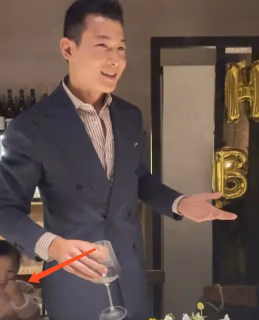 朱珠為丈夫慶祝38歲生日,王昀佳抱著女兒許願,拍全家福溫情滿滿
