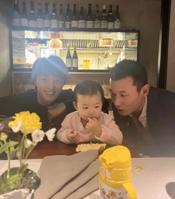 朱珠為丈夫慶祝38歲生日,王昀佳抱著女兒許願,拍全家福溫情滿滿