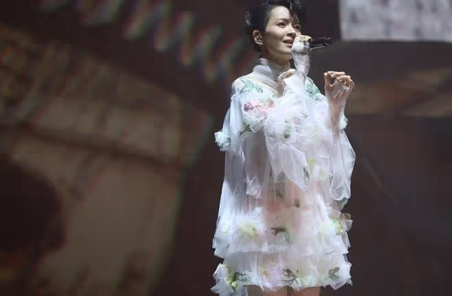 梁詠琪5年後再開演唱會,丈夫女兒現身,成龍劉德華送花籃排面足
