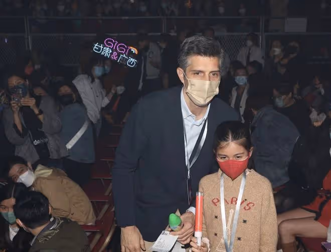 梁詠琪5年後再開演唱會,丈夫女兒現身,成龍劉德華送花籃排面足