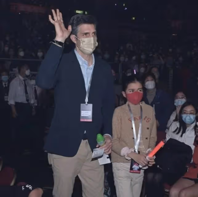 梁詠琪5年後再開演唱會,丈夫女兒現身,成龍劉德華送花籃排面足