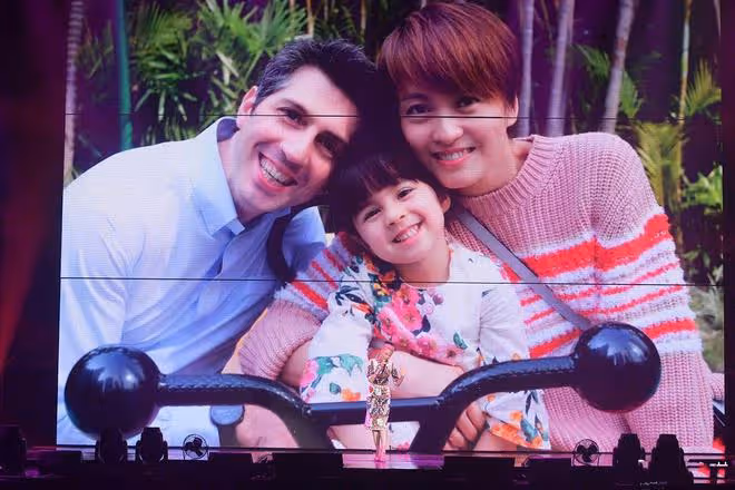 梁詠琪5年後再開演唱會,丈夫女兒現身,成龍劉德華送花籃排面足