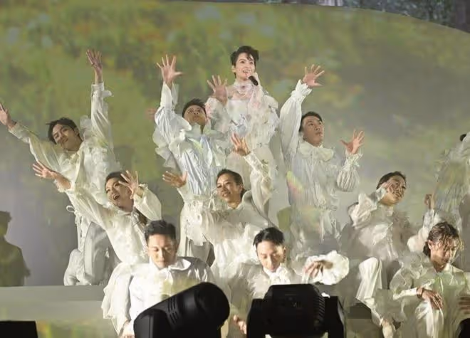 梁詠琪5年後再開演唱會,丈夫女兒現身,成龍劉德華送花籃排面足