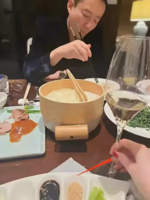汪小菲新女友照片曝光！長相清秀氣質出眾，結過婚帶一個孩子