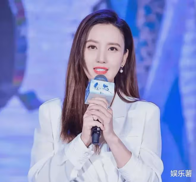 央視網刪除趙露思所有相關內容，絕望的文盲能夠演好戲嗎？