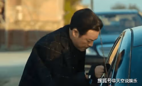 《狂飆》高啟強為什麼解領帶擦玻璃?如何看待高啟強的這個行為