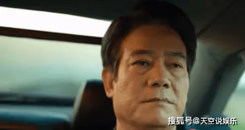《狂飆》高啟強為什麼解領帶擦玻璃?如何看待高啟強的這個行為