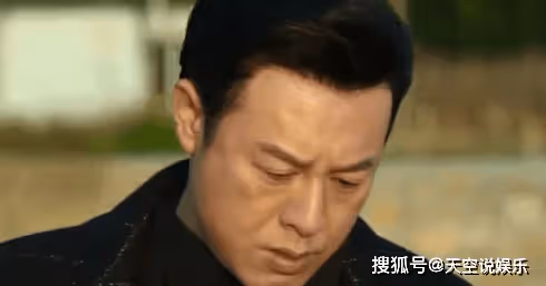 《狂飆》高啟強為什麼解領帶擦玻璃?如何看待高啟強的這個行為