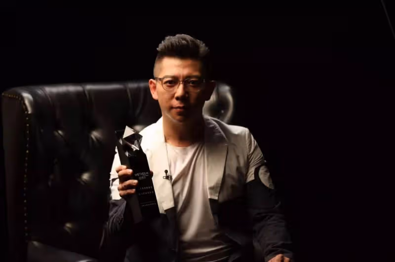 再怎麼裝成「哥倆好」的樣子,胡海泉與黃征也回不到從前了