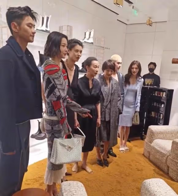 眾星現身品牌活動:吳千語小腹隆起疑有孕,馬伊琍臉垮被指整容