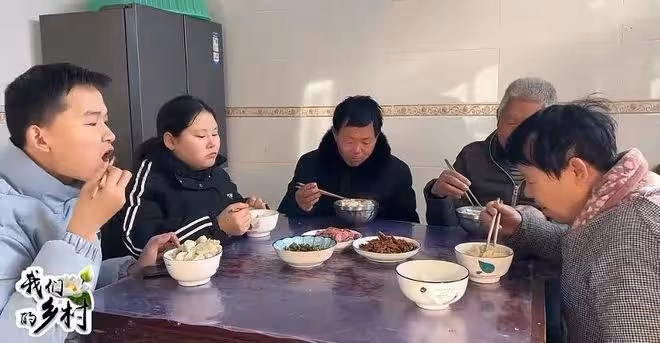一路走好!三農網紅妞妞爸爸猝逝,苦日子剛熬出頭,女兒剛出月子