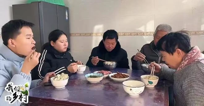 一路走好!三農網紅妞妞爸爸猝逝,苦日子剛熬出頭,女兒剛出月子