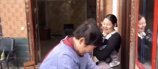 一路走好!三農網紅妞妞爸爸猝逝,苦日子剛熬出頭,女兒剛出月子