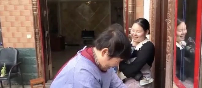 一路走好!三農網紅妞妞爸爸猝逝,苦日子剛熬出頭,女兒剛出月子