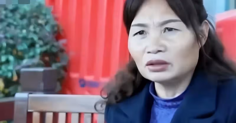 父親去世100天，母親帶男友同居並驅趕女兒，6年後家產易主：活該