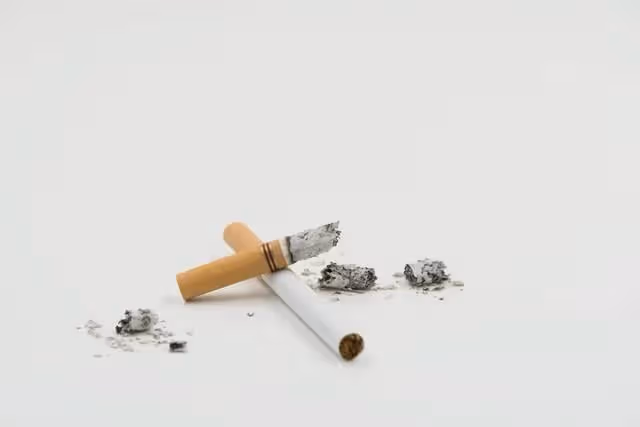 丈夫打工一年後回家,看到門口的男式皮鞋和菸蒂,真相令他愧疚