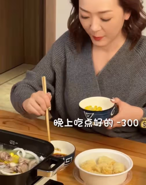 53歲港姐公開花銷惹爭議!1天不出門也要花2040元,已住杭州2年
