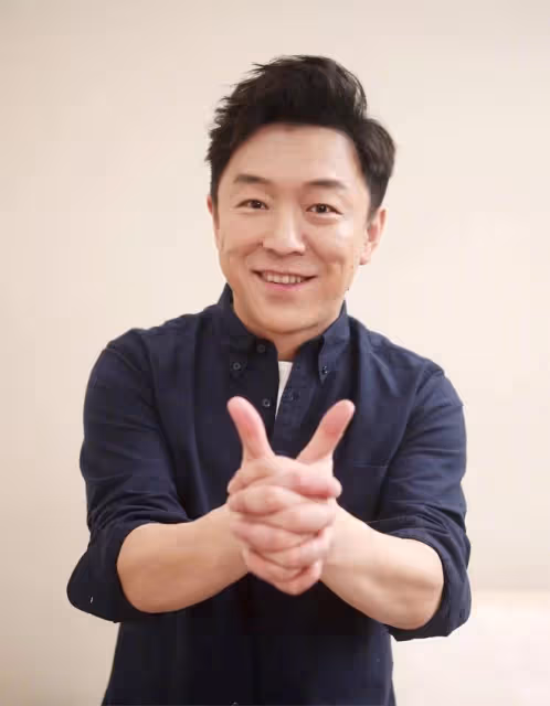黃渤赴港游被偶遇!吃路邊攤坐地鐵接地氣,與TVB視後聚會關係好