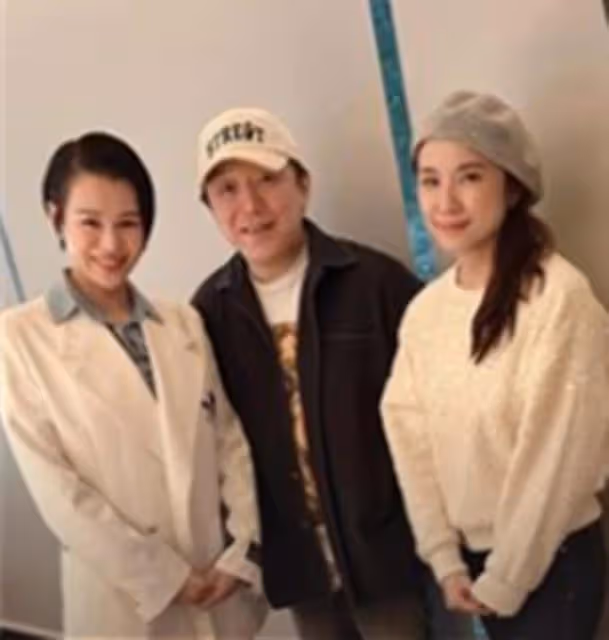 黃渤赴港游被偶遇!吃路邊攤坐地鐵接地氣,與TVB視後聚會關係好