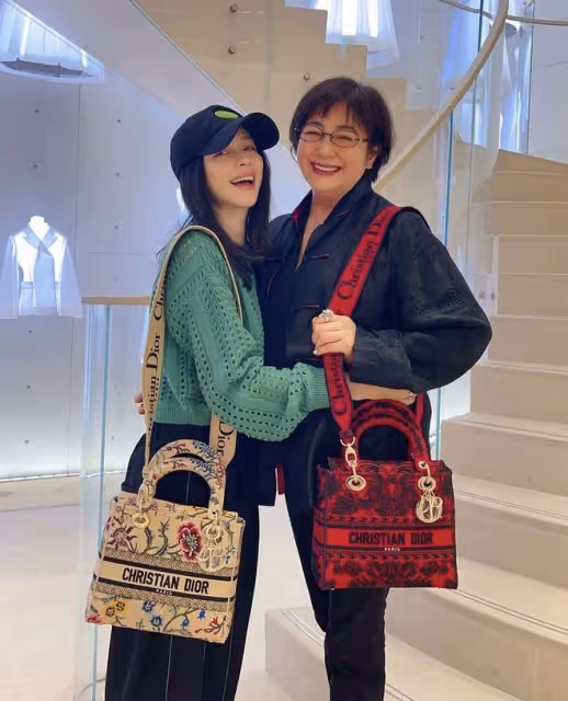 47歲徐若瑄為母親慶生,送4萬元包包,67歲徐媽媽罕出鏡優雅年輕