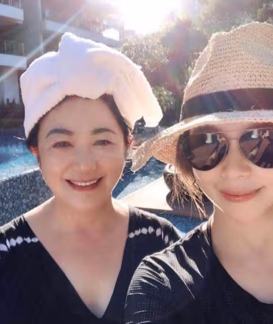 47歲徐若瑄為母親慶生,送4萬元包包,67歲徐媽媽罕出鏡優雅年輕