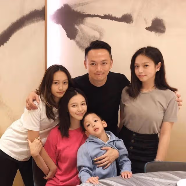 47歲徐若瑄為母親慶生,送4萬元包包,67歲徐媽媽罕出鏡優雅年輕