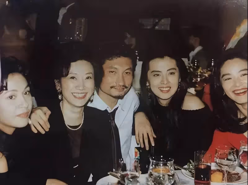 大佬聚餐!徐克與前妻罕同框,施南生霸氣叼煙,周迅與王中磊相擁