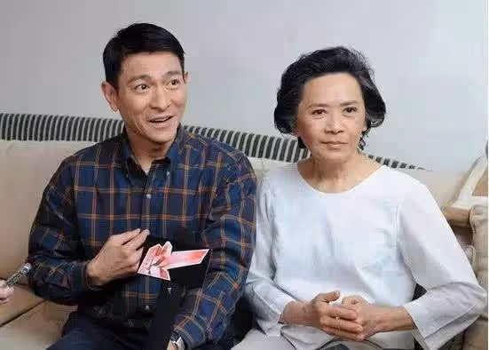 曾幫劉德華還4000萬債務,晚年被子女棄之不顧,如今被華仔寵上天:人要有良心,做人要懂得感恩❗️