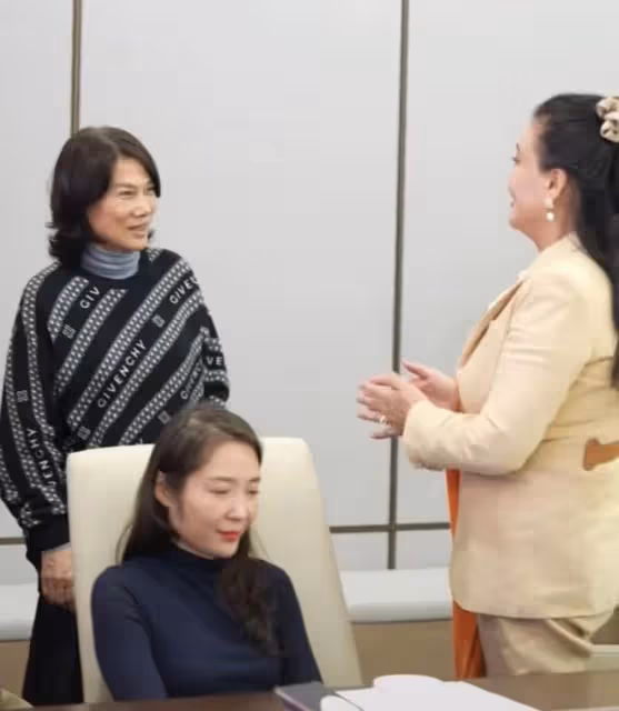 張蘭與董明珠會面!氣場變弱成小妹妹,開會雙手抱胸放桌上顯端正