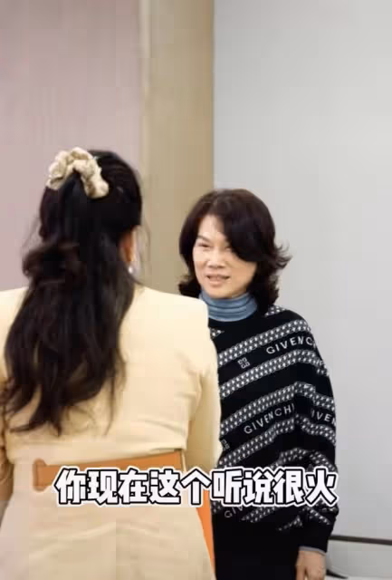 張蘭與董明珠會面!氣場變弱成小妹妹,開會雙手抱胸放桌上顯端正