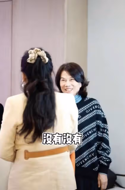 張蘭與董明珠會面!氣場變弱成小妹妹,開會雙手抱胸放桌上顯端正