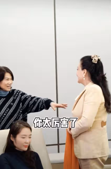 張蘭與董明珠會面!氣場變弱成小妹妹,開會雙手抱胸放桌上顯端正