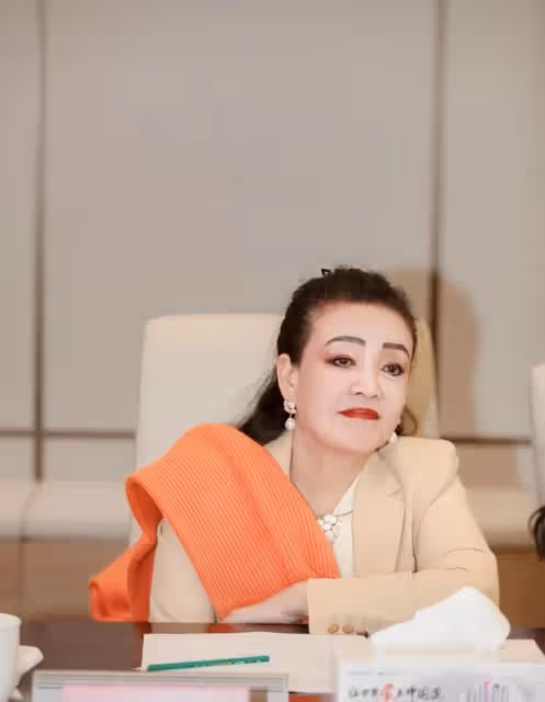 張蘭與董明珠會面!氣場變弱成小妹妹,開會雙手抱胸放桌上顯端正
