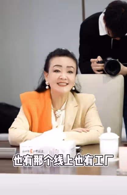 張蘭與董明珠會面!氣場變弱成小妹妹,開會雙手抱胸放桌上顯端正