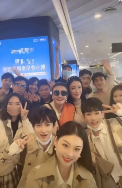 張蘭與董明珠會面!氣場變弱成小妹妹,開會雙手抱胸放桌上顯端正