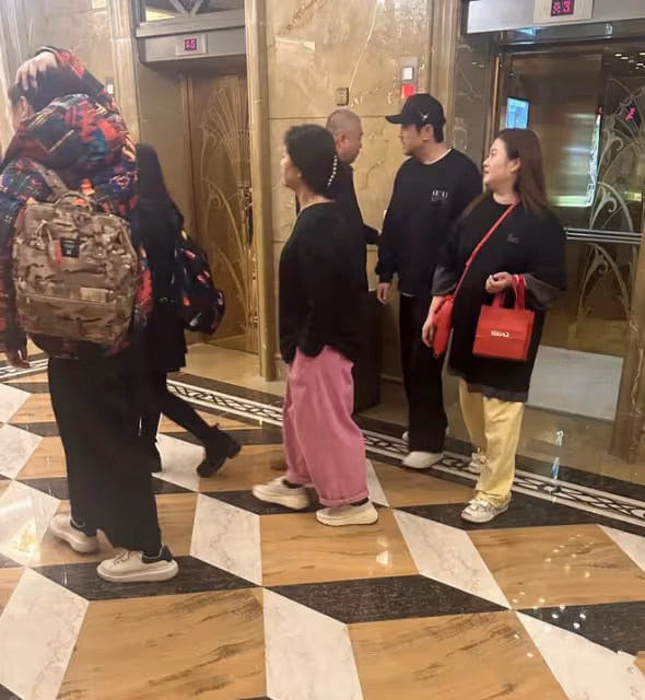 王琦隨丈夫現身感情穩定,面色紅潤狀態好,沈騰舉止體貼引熱議