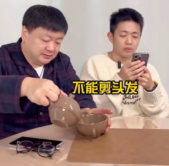 洪劍濤與兒子罕同框!30歲洪洋帥氣像爸爸,已出道8年演技被誇贊