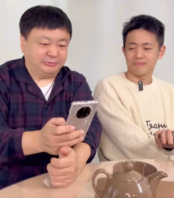 洪劍濤與兒子罕同框!30歲洪洋帥氣像爸爸,已出道8年演技被誇贊