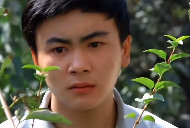 洪劍濤與兒子罕同框!30歲洪洋帥氣像爸爸,已出道8年演技被誇贊