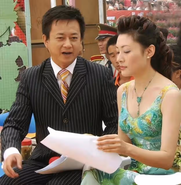 復出即退休？朱軍亮相主持官方活動，發福明顯，明年4月正式退休