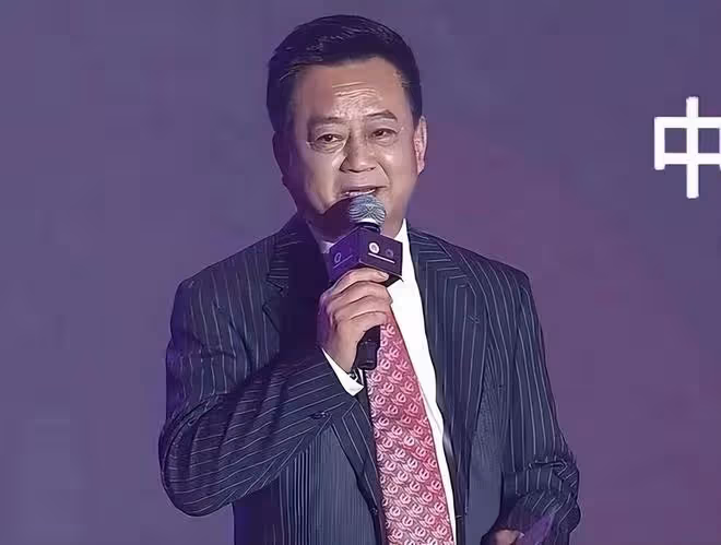 復出即退休？朱軍亮相主持官方活動，發福明顯，明年4月正式退休