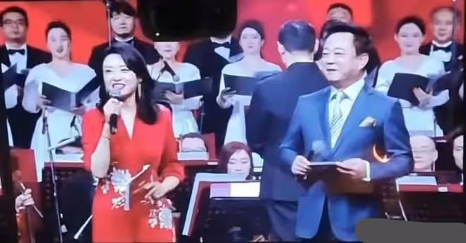 復出即退休？朱軍亮相主持官方活動，發福明顯，明年4月正式退休